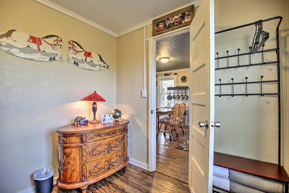 Coastal Cottage Escape - Walk to the Beach! Main image