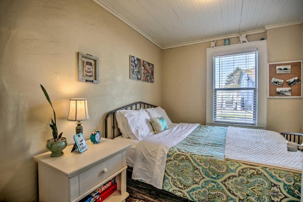 Coastal Cottage Escape - Walk to the Beach!