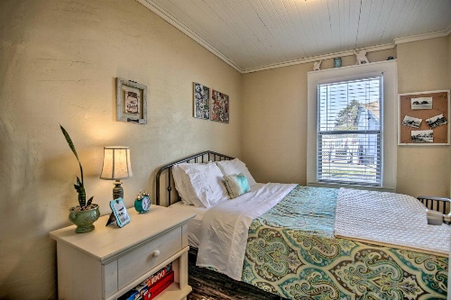 Coastal Cottage Escape - Walk to the Beach! image 4