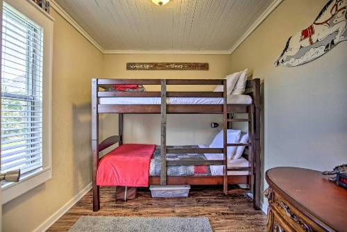 Coastal Cottage Escape - Walk to the Beach! image 6