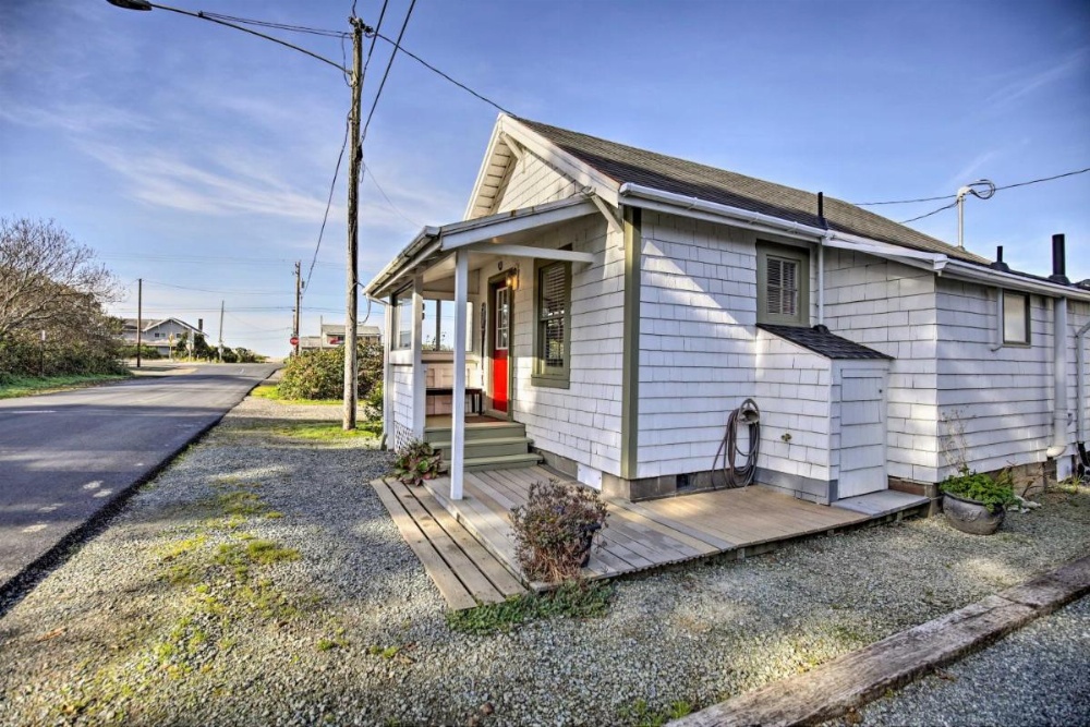 Coastal Cottage Escape - Walk to the Beach!