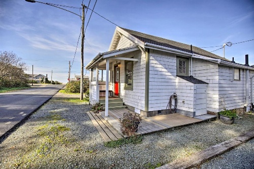 Coastal Cottage Escape - Walk to the Beach! image 8